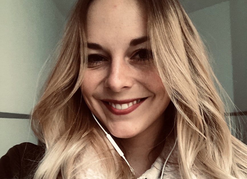 Junge Frau lacht in die Kamera Junge Frau lacht in die Kamera