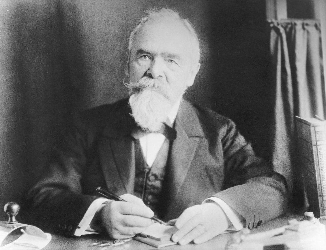 Gründer der Linde AG - Carl von Linde Historisches schwarzweiß Porträt von Carl von Linde an seinem Schreibtisch