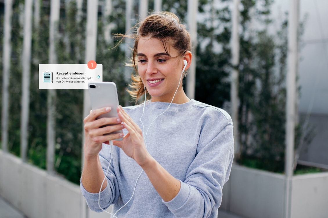 Eingang eines Rezeptes in der TeleClinic App Eine Frau überprüft den Eingang eines Rezeptes in der TeleClinic App