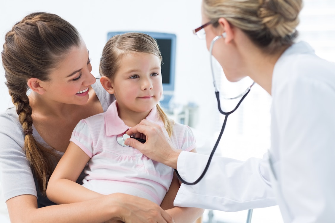 Ein kleines Mädchen ist mit Ihrer MUtter beim Kinderarzt