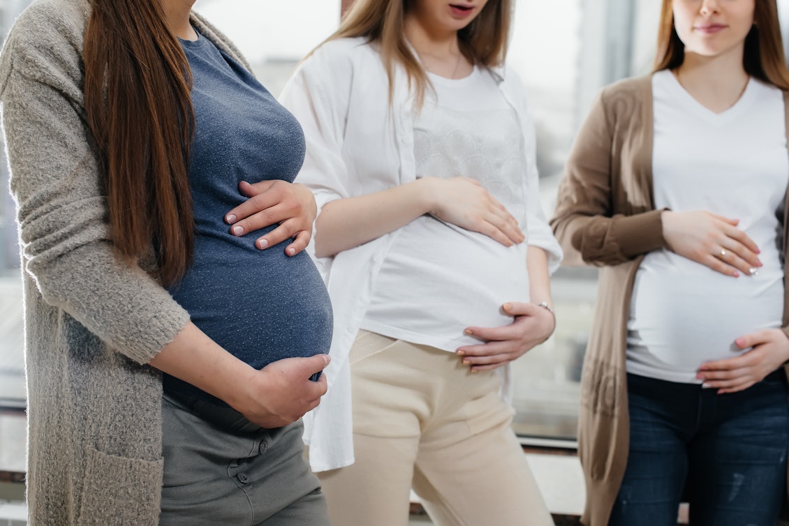 Drei schwangere Frauen im Geburtsvorbereitungskurs
