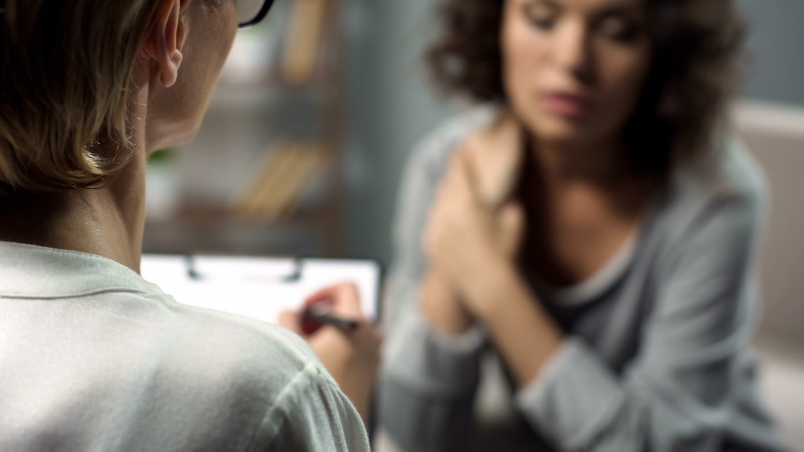 Gespräch im Rahmen der Psychotherapie Zwei Frauen sitzen sich gegenüber und unterhalten sich