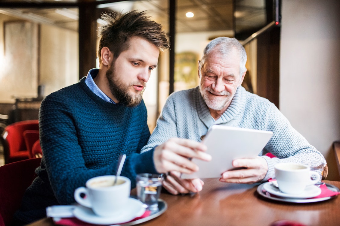 Männer in einem Cafe mit Tablet BKK Linde 