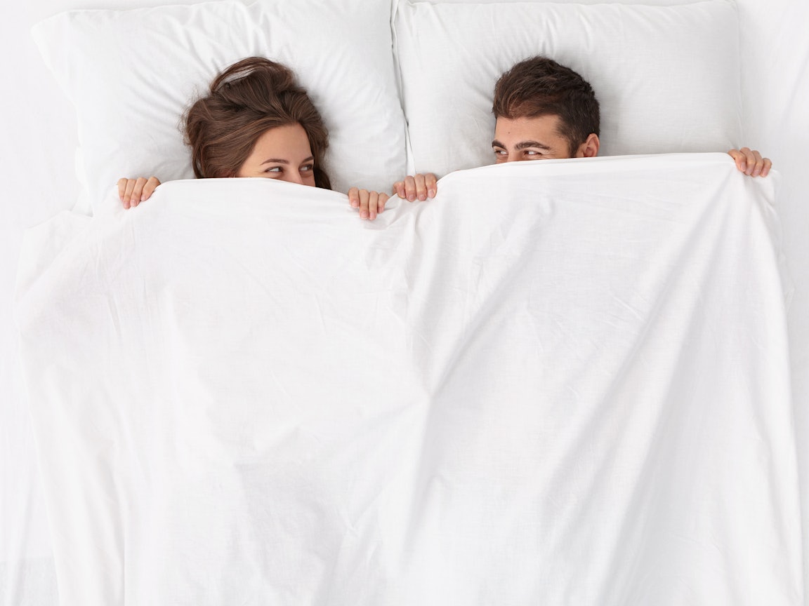 Eine Frau und ein Mann liegen im Bett