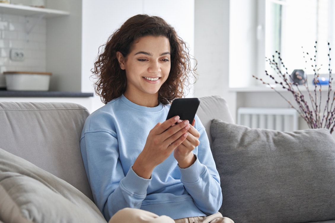 Ein junges Mädchen nutzt die Videotelefonie am Smartphone