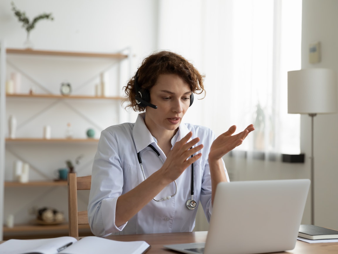 Beratung durch eine Ärztin per Videochat Eine Ärztin führt eine Beratung per Videochat durch