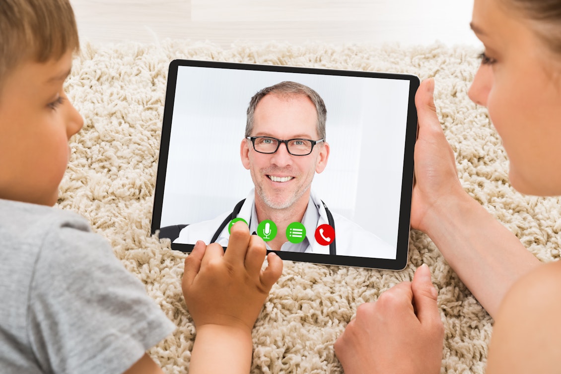 Mutter und Sohn nehmen gemeinsam an der Online-Therapie teil Mutter und Sohn nehmen gemeinsam an der Online-Therapie teil