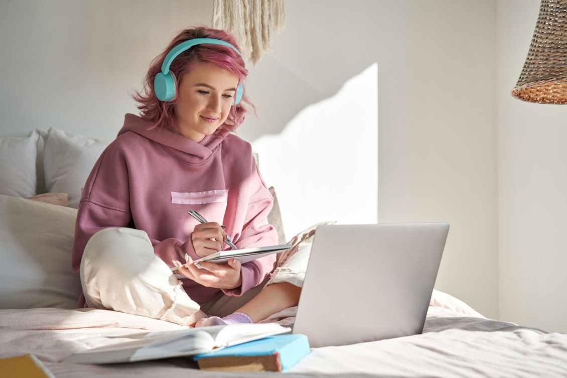 Eine Junge Frau nutzt das Online-Angebot von medicalnetworks Eine Junge Frau nutzt das Online-Angebot von medicalnetworks