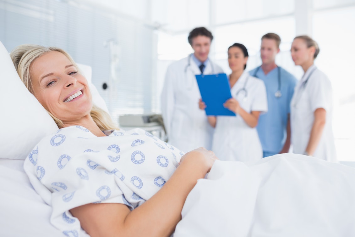 Ruhe und beste Versorgung helfen bei der Genesung Eine Frau wird im Krankenhaus vom Chefarzt behandelt