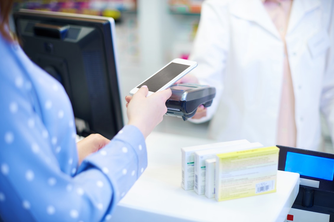 Die eGK mit PIN kann zur Registrierung in der App genutzt werden Bezahlvorgang mit dem Handy, in einer Apotheke.
