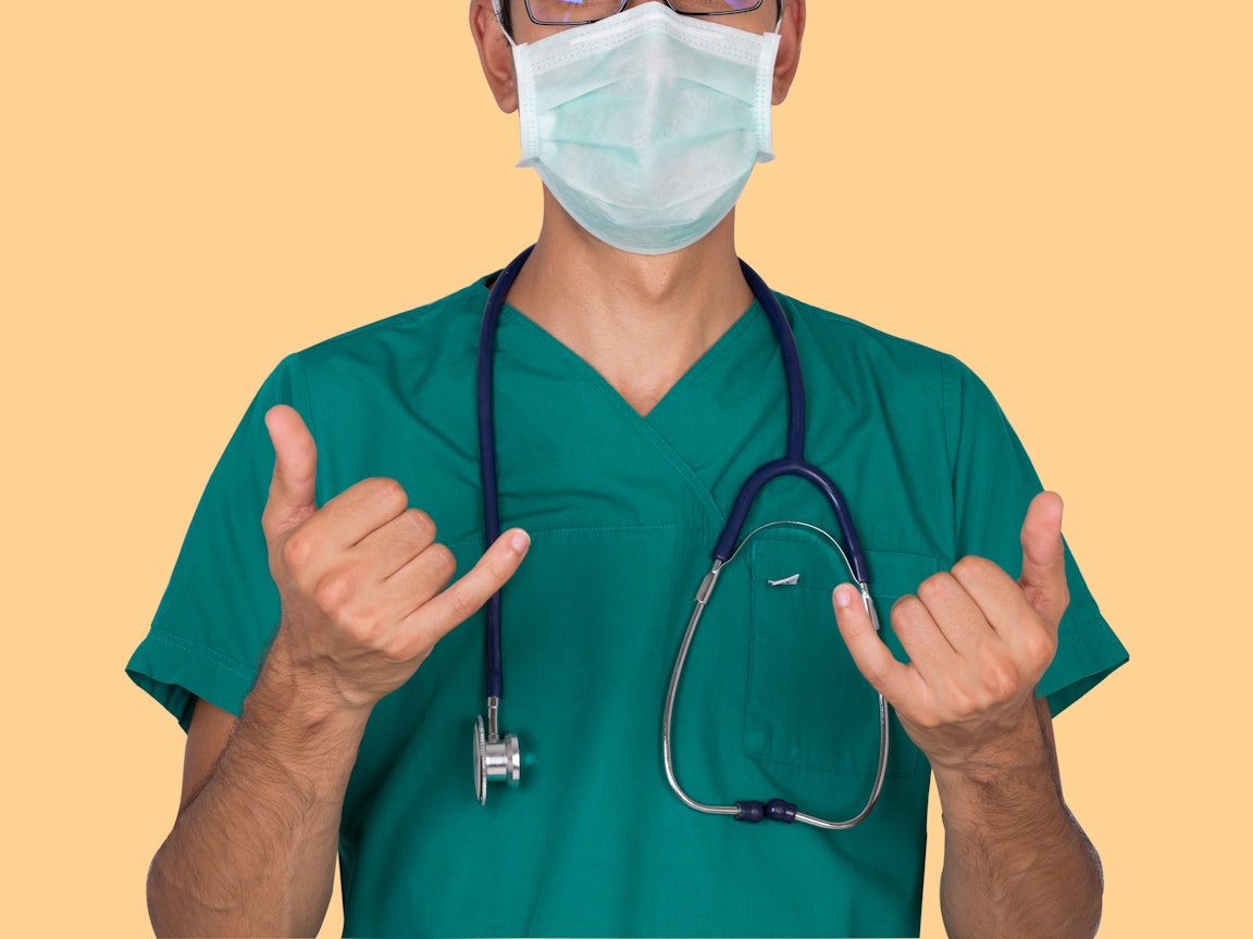 Die Inanspruchnahme eines Gebärdendolmetscher ist für Versicherte der BKK Linde kostenlos Ein Arzt kommuniziert in Gebärdensprache