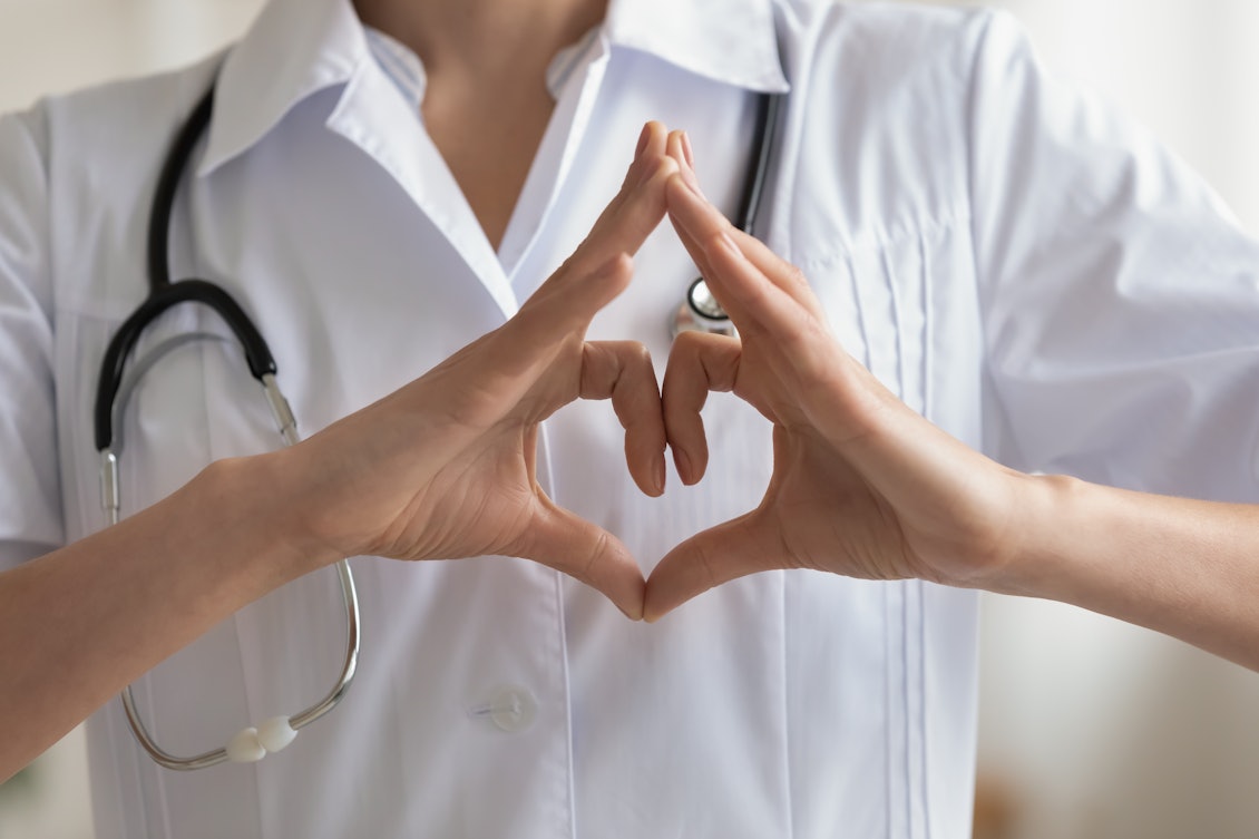 Eine Ärztin formt mit ihrer Hand ein Herz