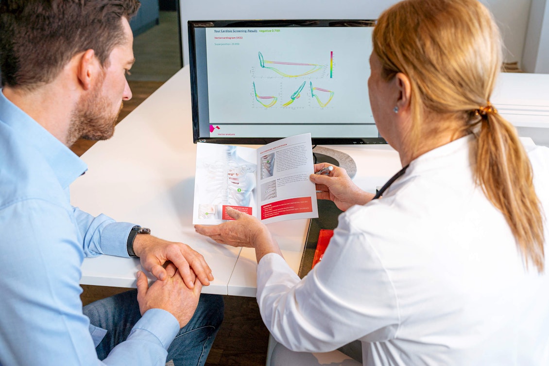 Eventuelle Probleme lassen sich mit der neuen Methode schnell und präzise erkennen Eine Hausärztin bespricht mit einem Patienten die Ergebnisse der Cardisiographie
