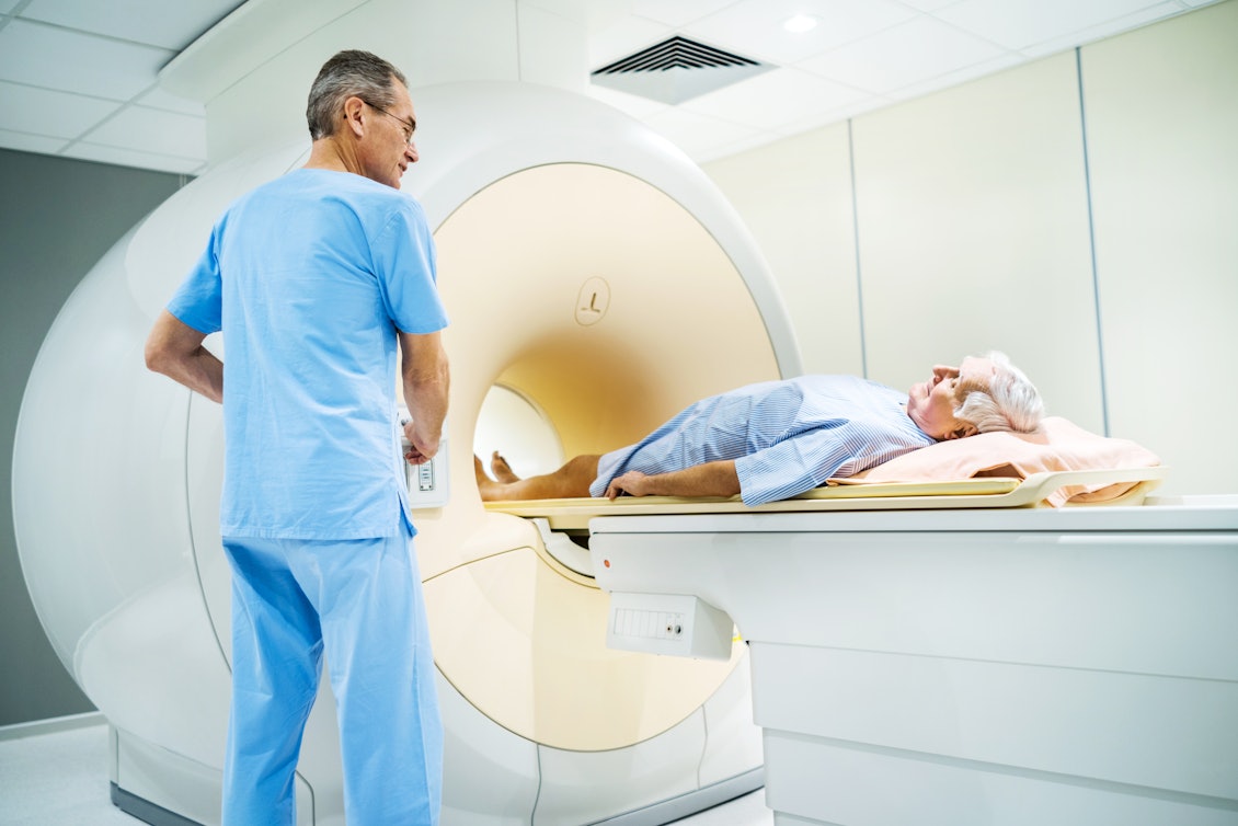 Ein Arzt bereitet einen männlichen Patienten auf die MRT-Untersuchung vor