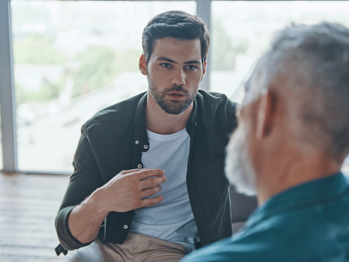Das Training mit den Sprachexperten zahlt sich aus Ein junger Mann übt beim Logopäden das flüssige Sprechen