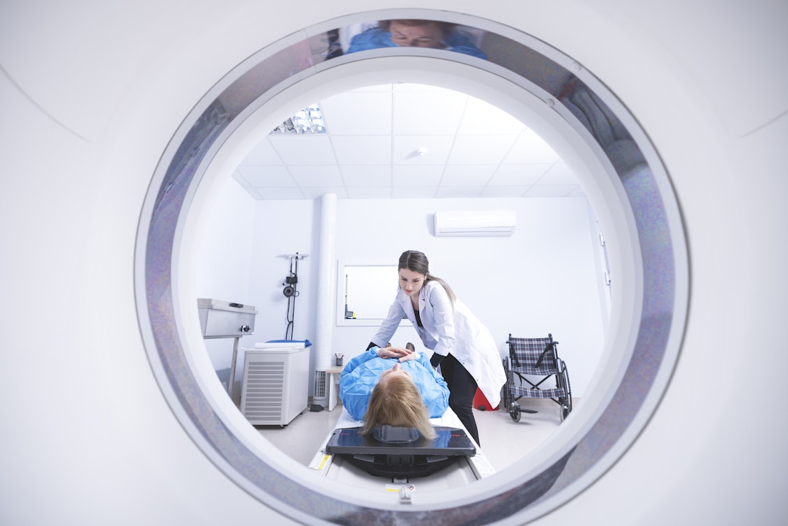 Patienten vor einer Untersuchung in der Röhre