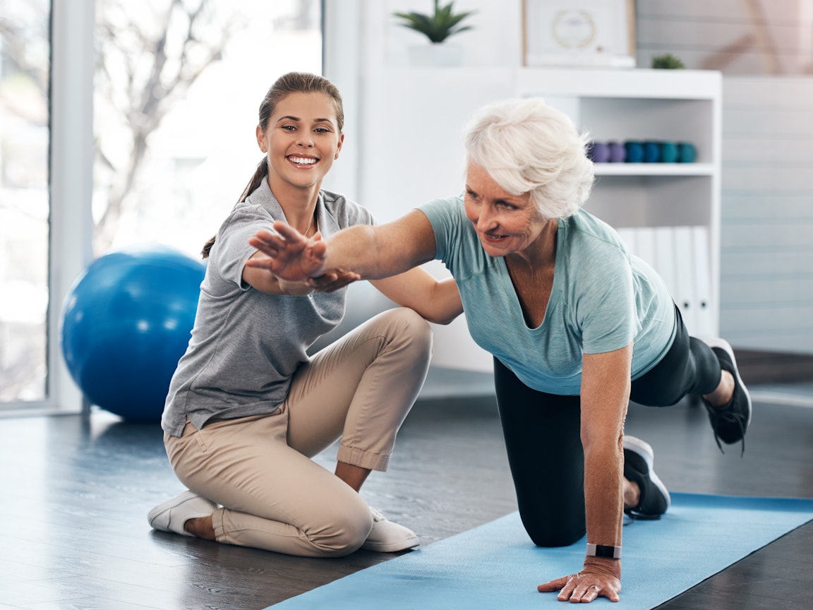 Bewegung in Einzelunterricht Ältere Dame bei einer Trainerin