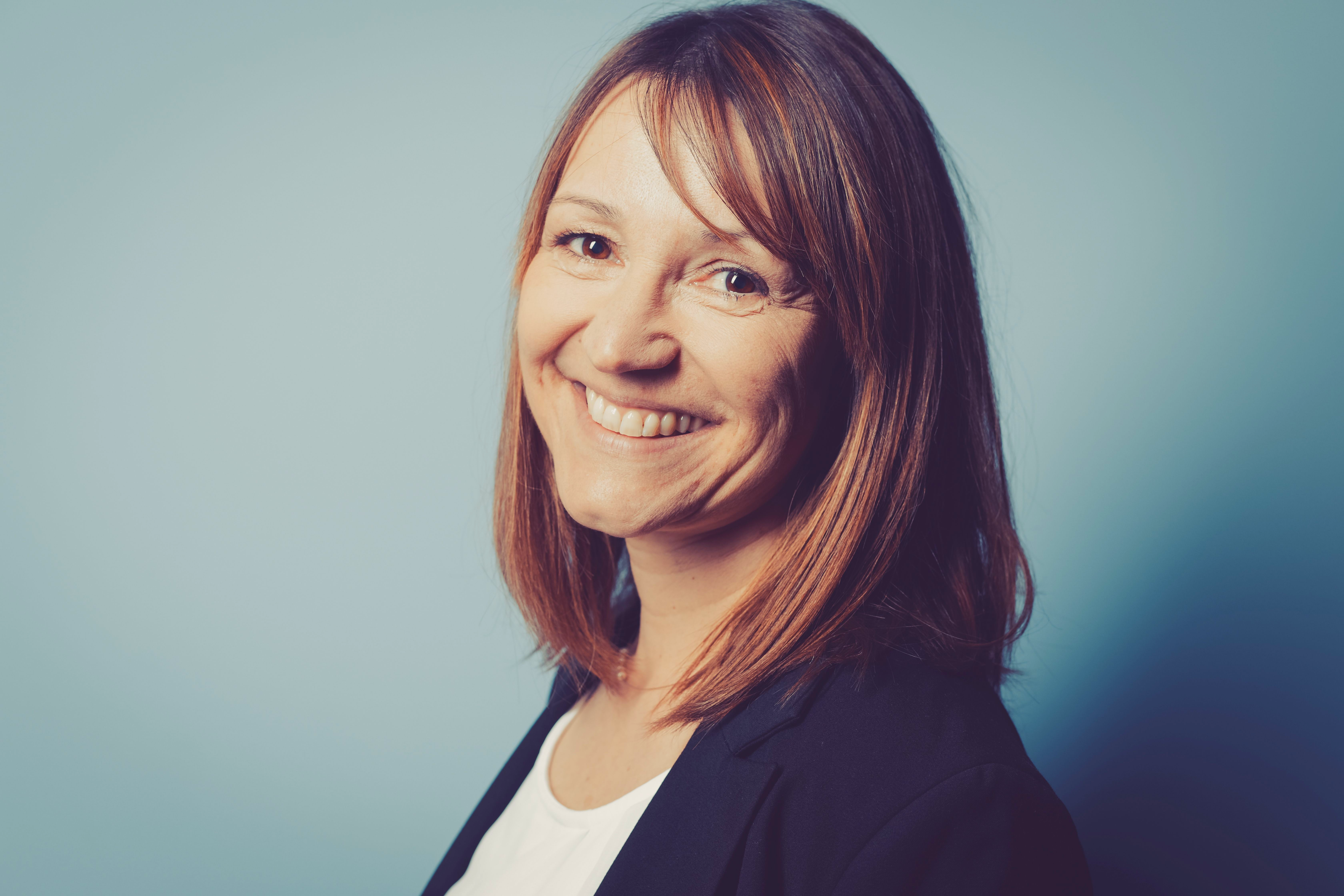 Hübsche Frau lacht in die Kamera