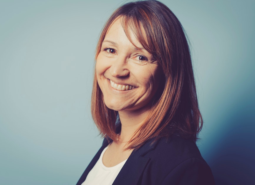 Hübsche Frau lacht in die Kamera Hübsche Frau lacht in die Kamera