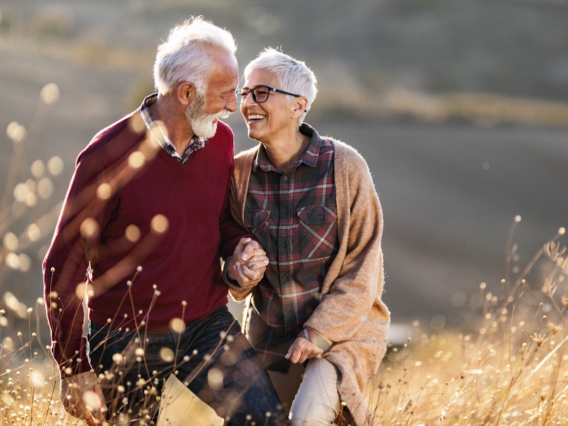 Älteres Paar schaut sich an und lacht dabei, im freien Parkinso go