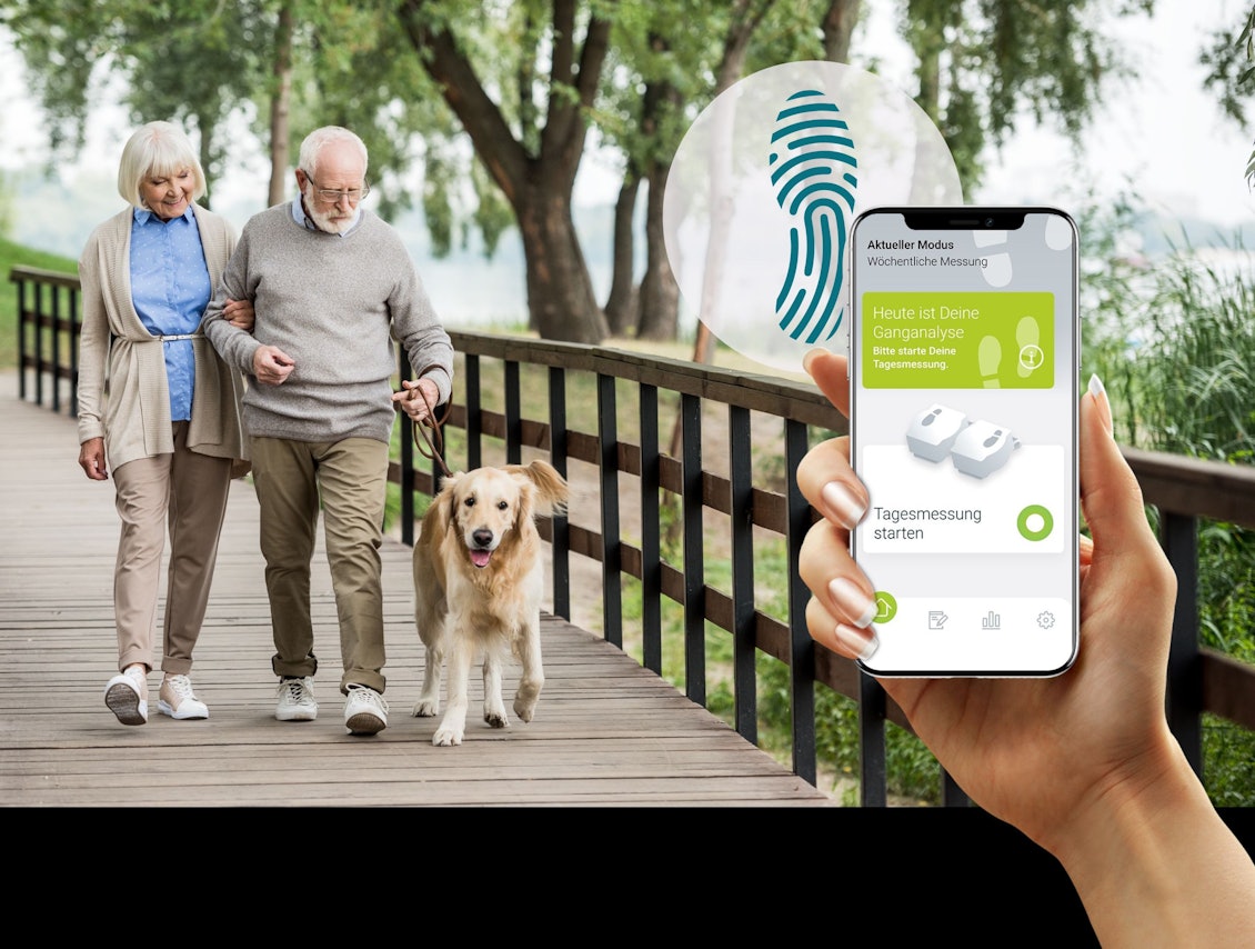 Älteresn Paar geht mit Hund spazieren ParkinsonGo App auf Handy