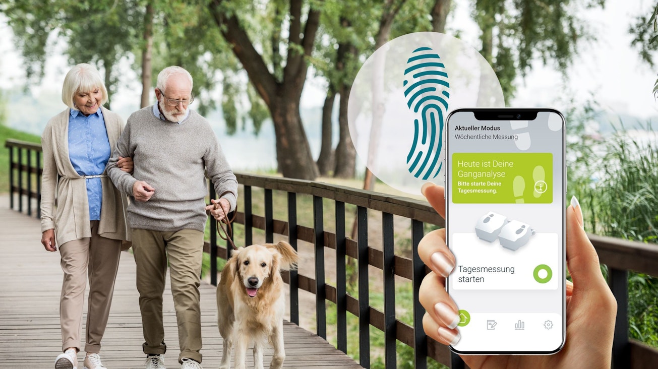Älteresn Paar geht mit Hund spazieren ParkinsonGo App auf Handy