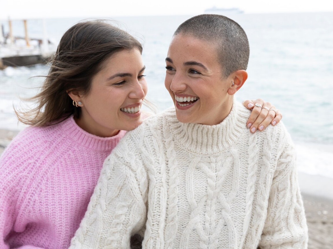 Zwei junge Damen am Wasser