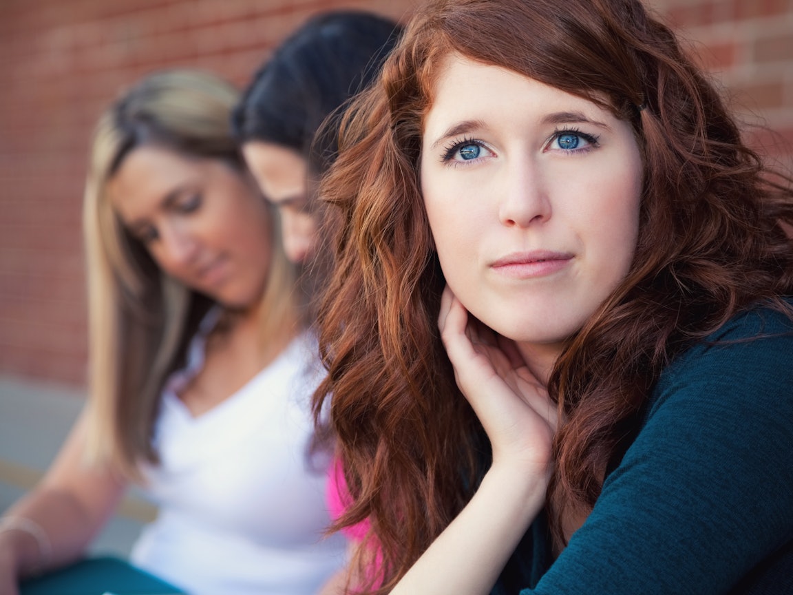 Jugendliches Mädchen schaut nachdenklich Jugendliches Mädchen schaut nachdenklich und stützt ihren Kopf in die Hand