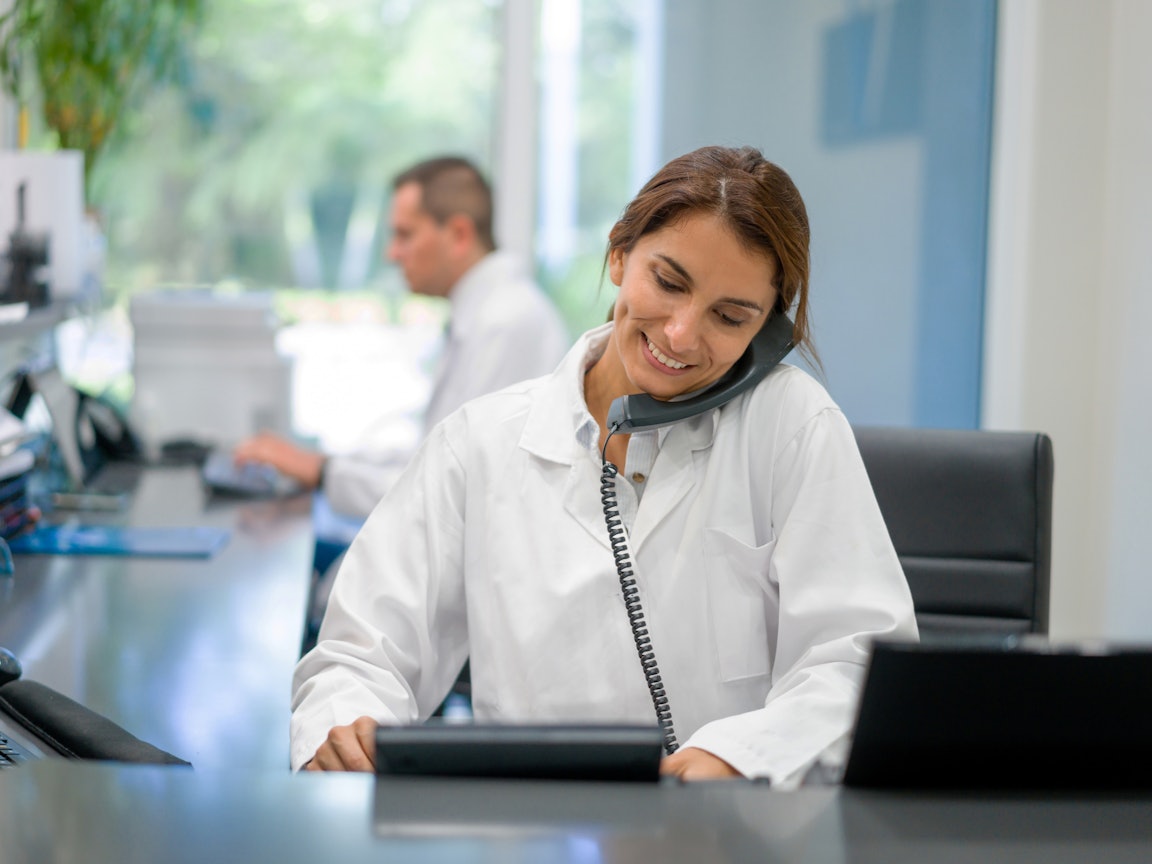 Ärztin am telefonieren Praxismitarbeiterin am telefonieren