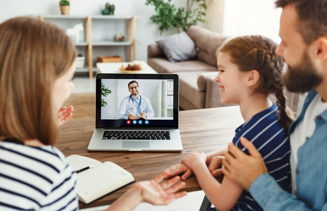 Familie mit Kind unterhält sich mit Onlinearzt Arztgespräch online mit einer Familie mit kleinkind