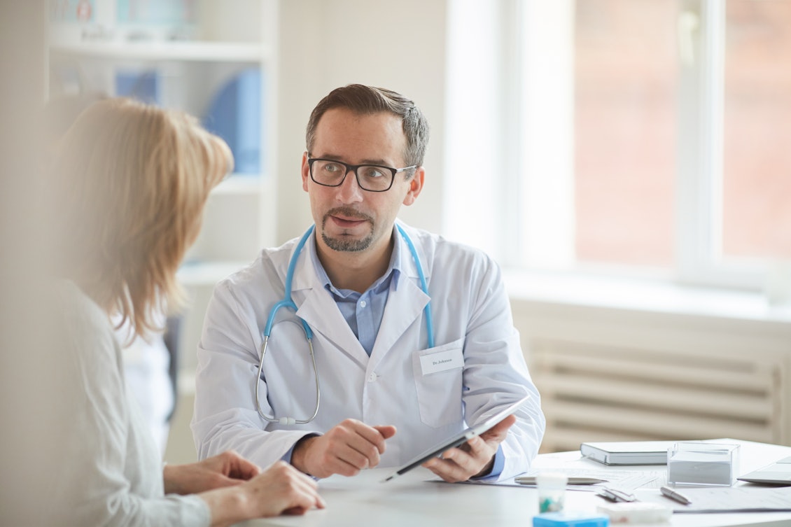 Arzt im Gespräch mit einer Patientin Patientin im Gespräch mit einem Arzt
