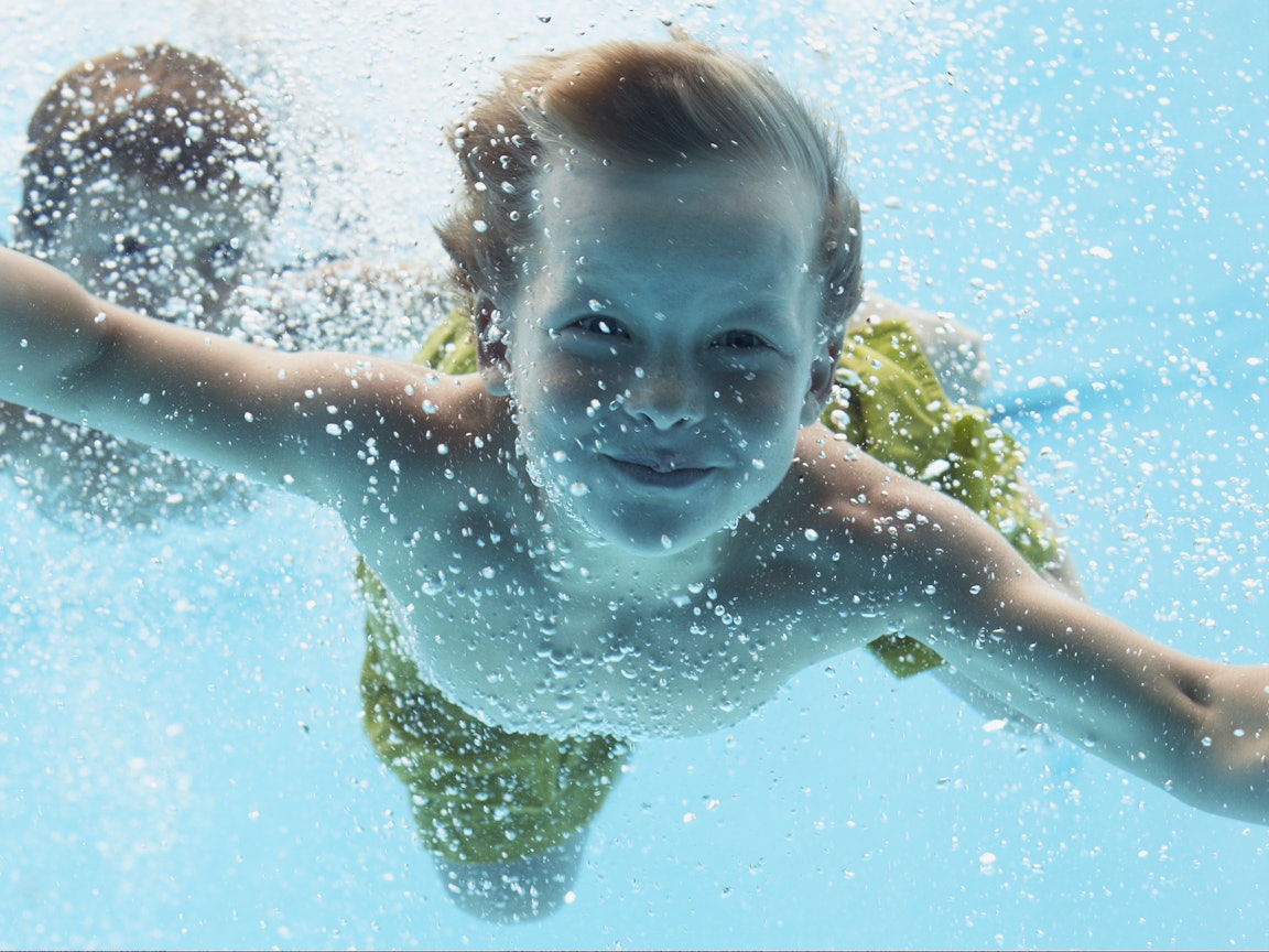 Kinder tauchen unter Wasser Kinder tauchen unter Wasser