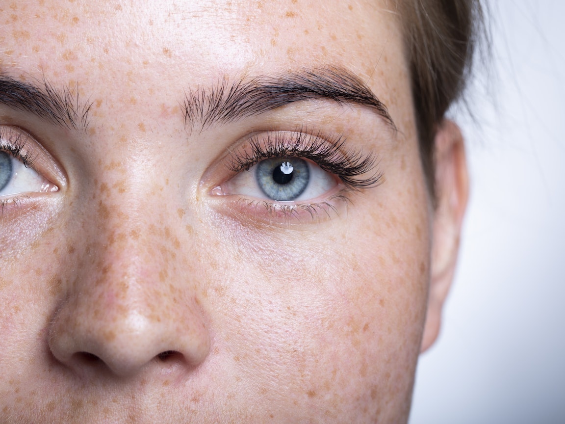 Nahaufnahme von Gesicht, im Fokus sind die Augen. Augen in Nahaufnahme