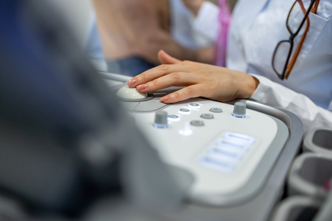 Ärztin bedient ein Gerät im Rahmen einer Untersuchung