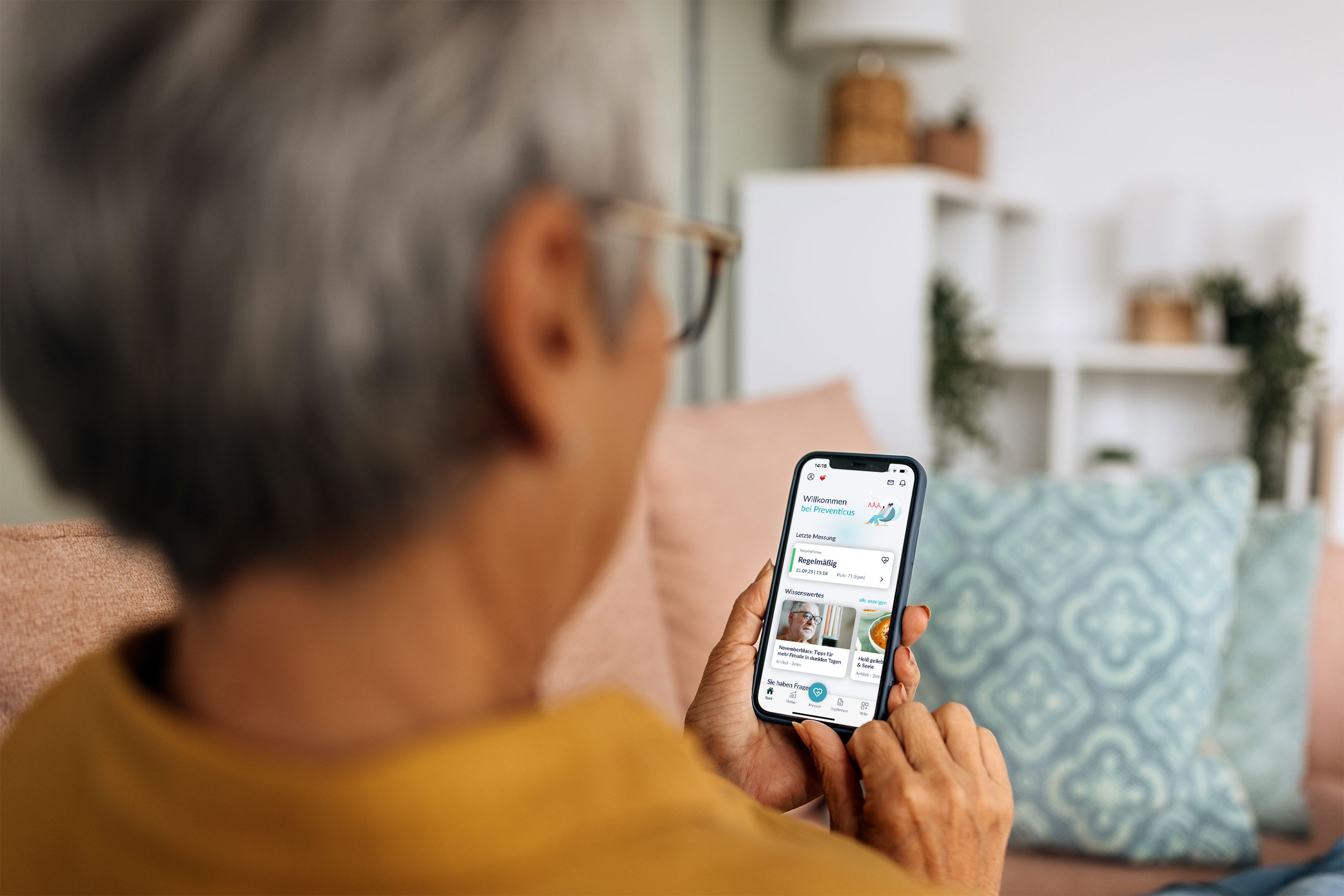 Person nutzt Preventicus-App am Smartphone