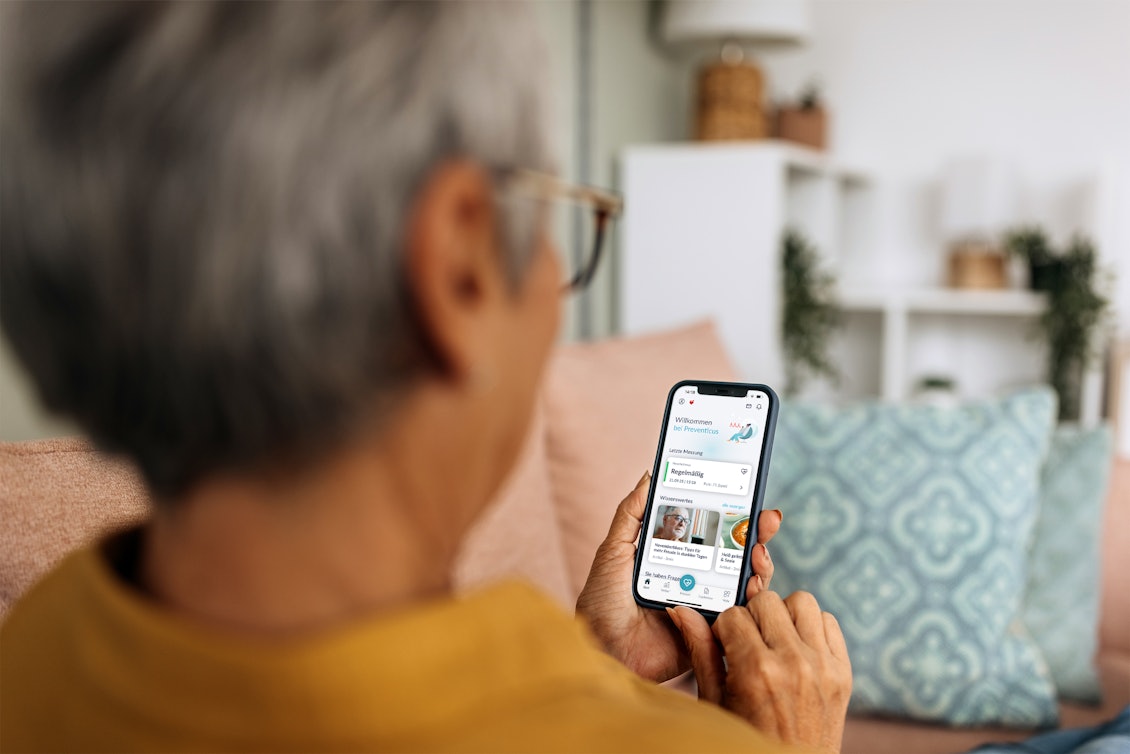 Preventicus App Nutzung Person nutzt Preventicus-App am Smartphone