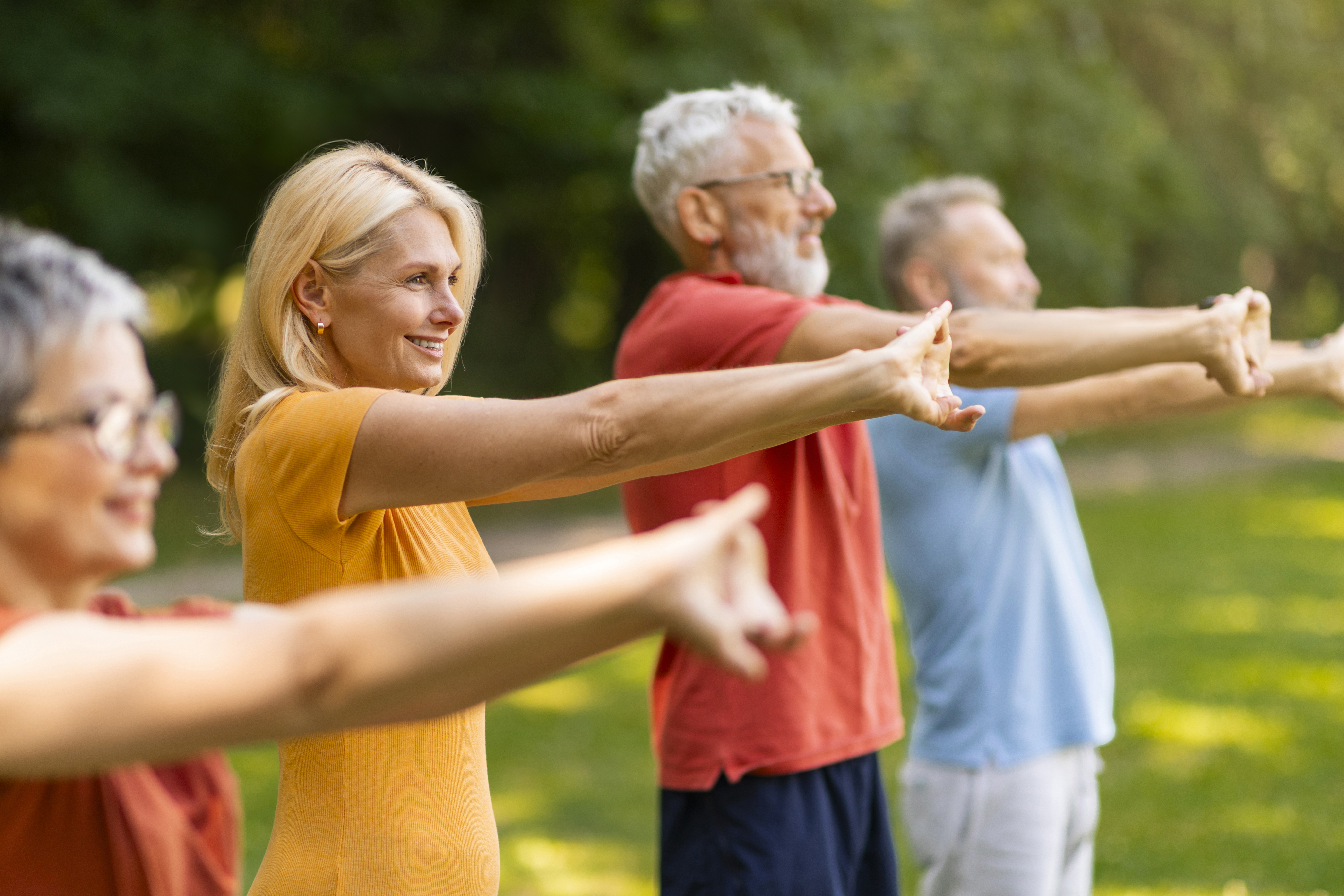 Sportgruppe trainiert in der Natur