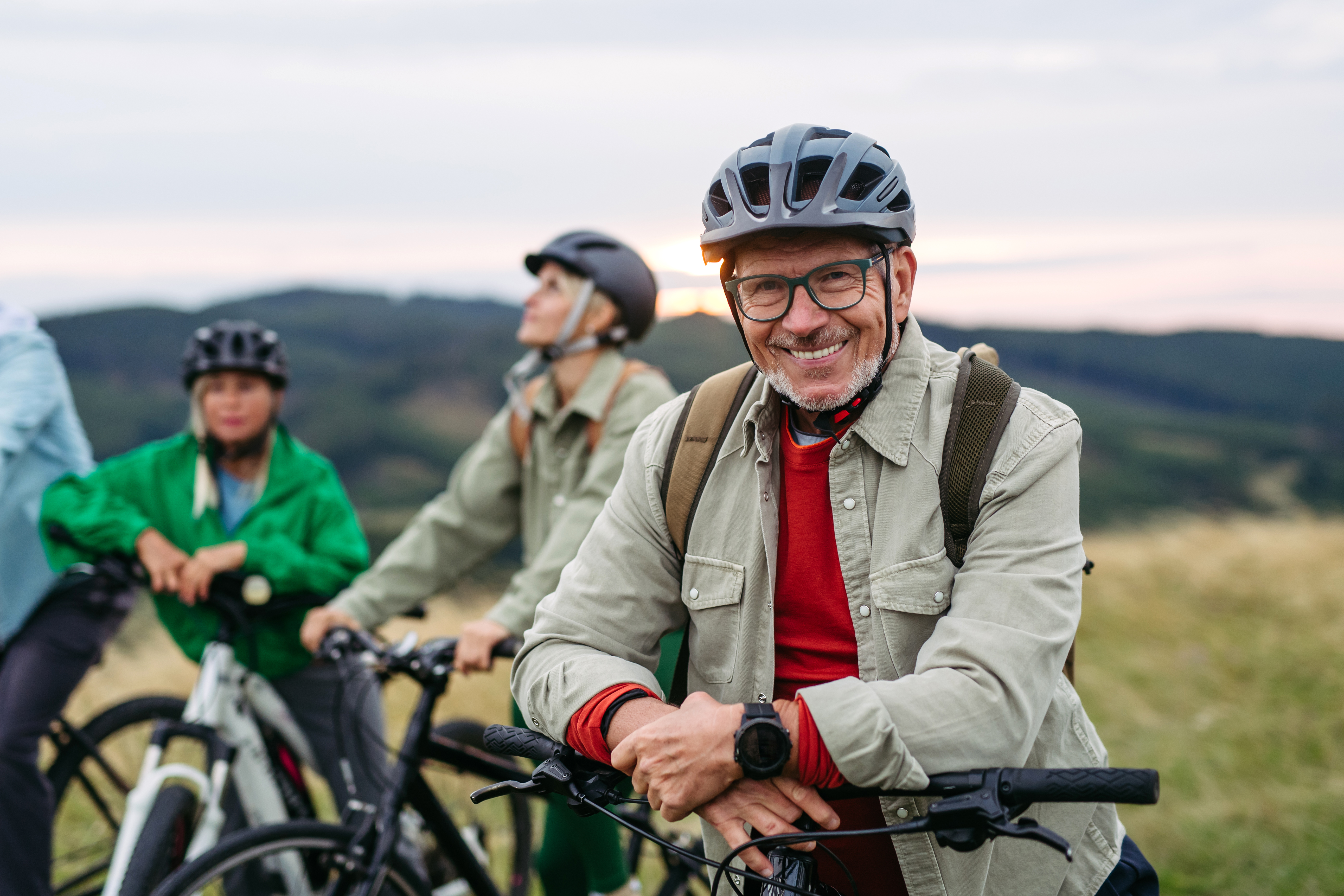 Gruppe von Fahrradfahrern bei einer Pause.