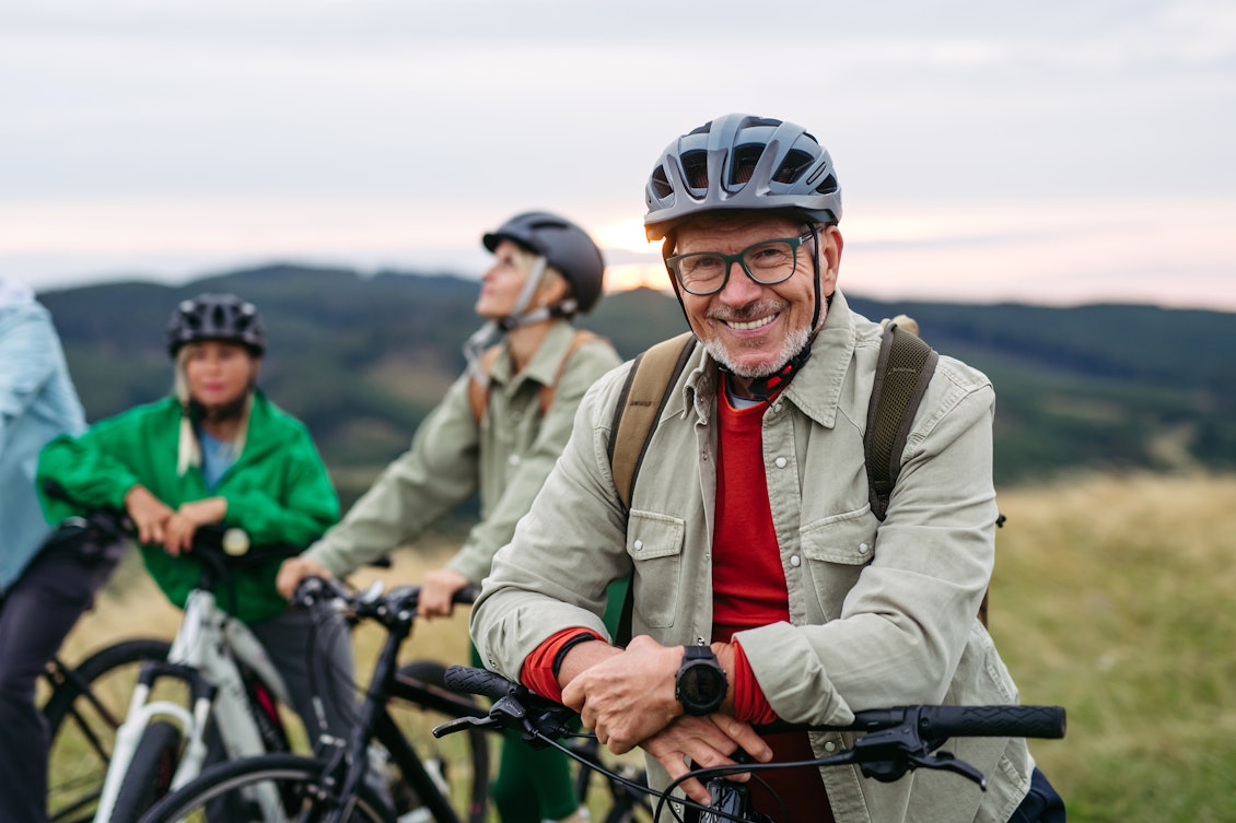 Fahrradfahrer machen eine Pause während einer Tour. Gruppe von Fahrradfahrern bei einer Pause.