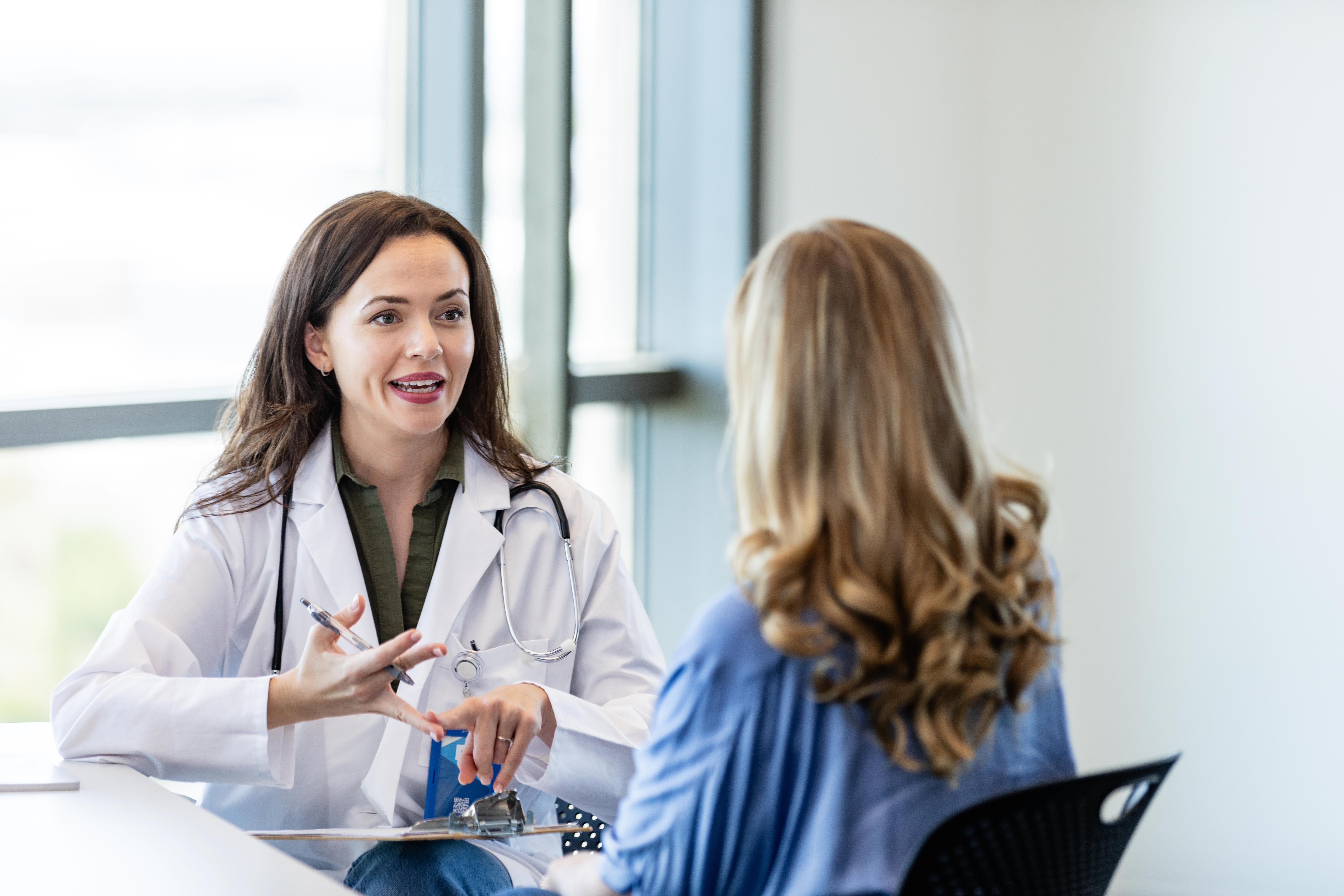 Beratungsgespräch Ärztin und Patientin