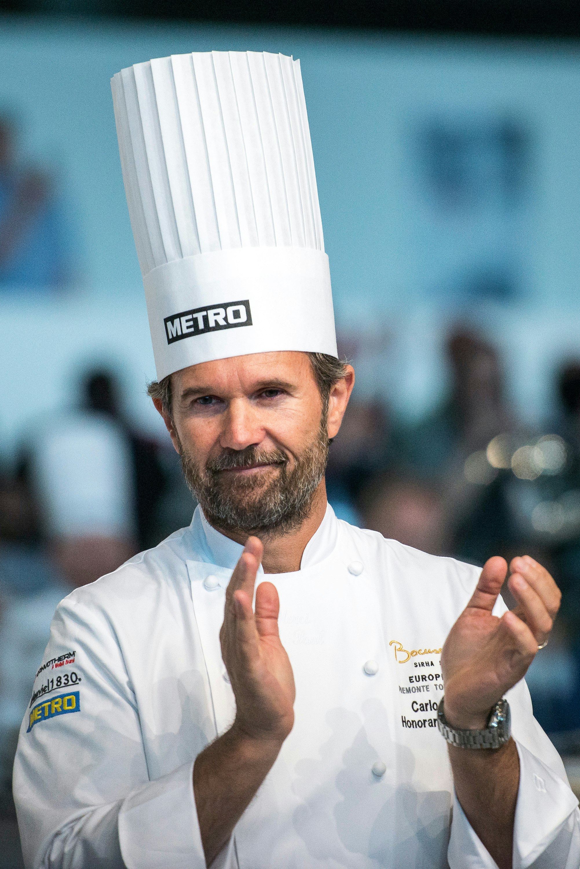 Image of gourmet,celebrities,vegetable,preparation,professional,presentation,uniform,white,busy,eat,cooking,cooking contest,man,kitchen,europe,italy,hand,profession,smiling,famous,jury,cook,work,restaurant,chef,bocuse d'or,cuisine,dishes,italian,michelin,portrait,delicious,food,torino,2018,preparing,finals,carlo,luxury,culinary,job,travel