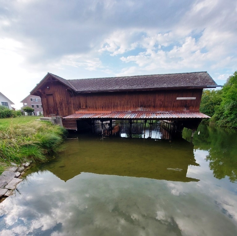 Image for Zvuková meditace Staré koupaliště Robenhausen - venku pod střechou