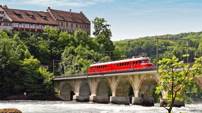 Cascate del Reno con la Doppia freccia rossa «Churchill». Image for Cascate del Reno con la Doppia freccia rossa «Churchill».