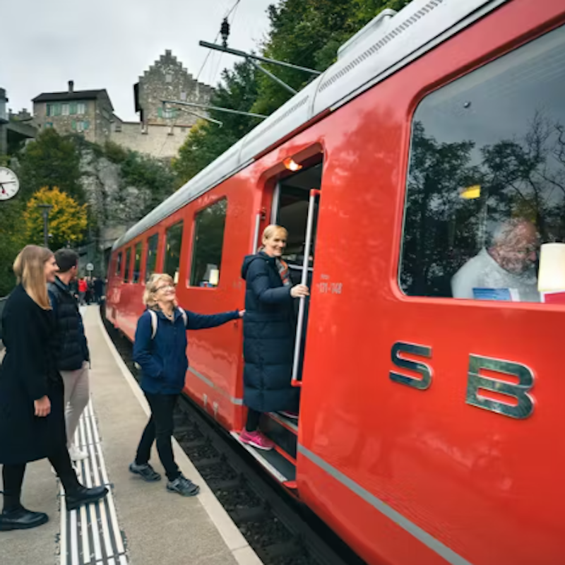 Cascate del Reno con la Doppia freccia rossa «Churchill». Image for Cascate del Reno con la Doppia freccia rossa «Churchill».