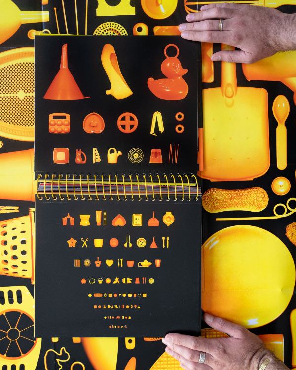 Image for R comme Regarder. Le livre photo jeunesse