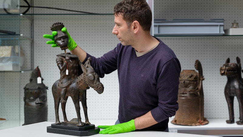 Benin verpflichtet. Wie mit geraubten Königsschätzen umgehen? Image for Benin verpflichtet. Wie mit geraubten Königsschätzen umgehen?