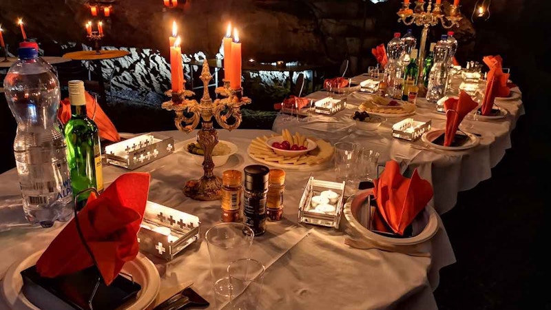 Hölloch-Kurzführung mit stimmungsvollem Höhlen-Raclette Image for Hölloch-Kurzführung mit stimmungsvollem Höhlen-Raclette