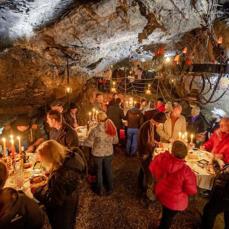 Hölloch-Kurzführung mit stimmungsvollem Höhlen-Raclette Image for Hölloch-Kurzführung mit stimmungsvollem Höhlen-Raclette