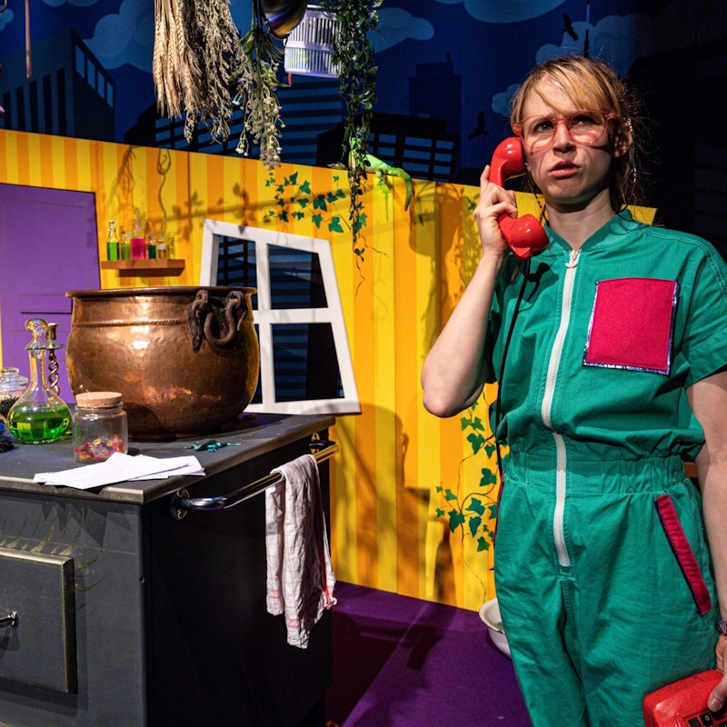 Hexe Hillary geht in die Oper