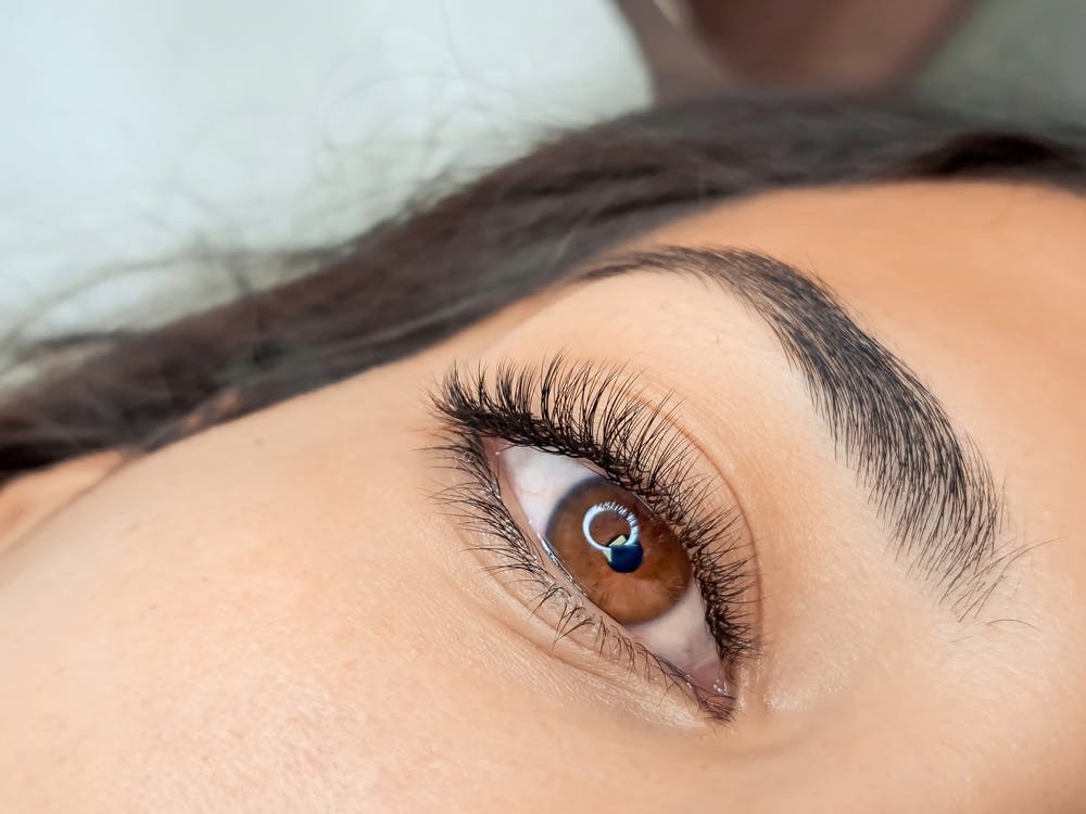 Discover the evolution of brow lifts: From traditional surgery to minimally invasive techniques and complementary non-surgical options.